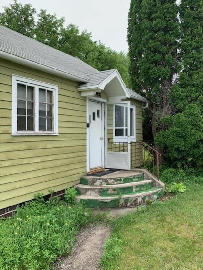 1 bedroom house with a large yard but no w... House Rental in