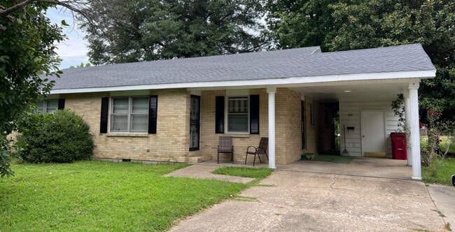 Photo - 808 Davis Blvd