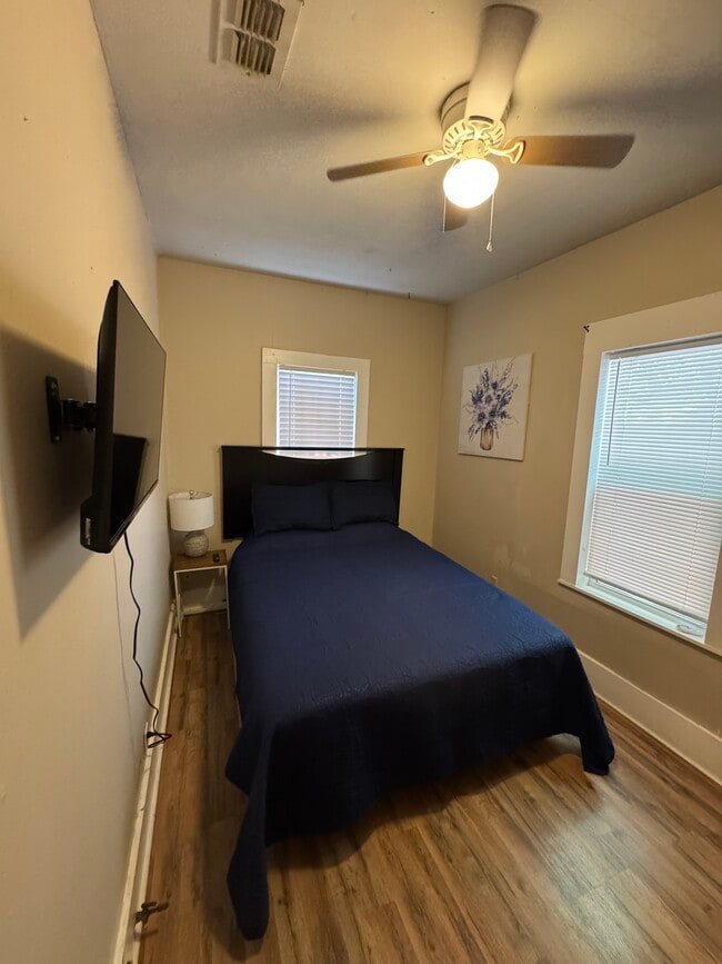 Queen Bed - 914 Mulberry St