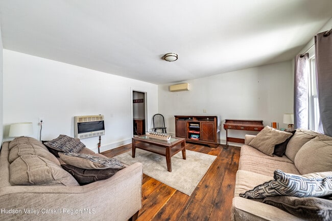 Photo - 648 Albany Turnpike