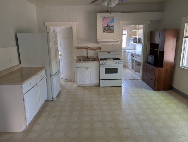 Building Photo - 1717 SE Clatsop St Unit A