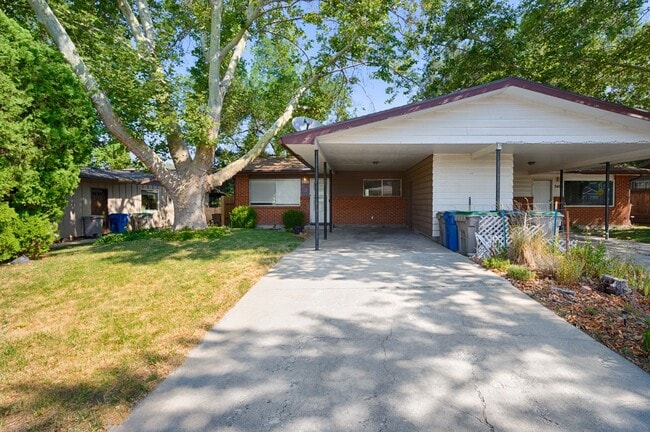 Building Photo - Boise, Duplex, 2Bd/1Bth/CP, 1015Sqft, Dishwasher, Washer and Dryer Hook up, Fenced