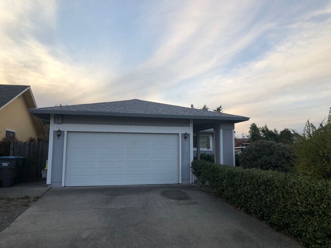 Building Photo - Lovely 3 bedroom House in G Section of Rohnert Park Available Soon!