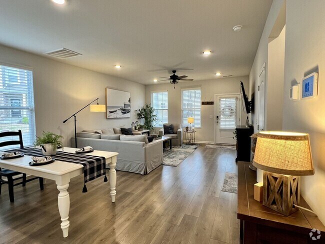 Building Photo - FOR LEASE: END UNIT TOWNHOME LOCATED IN LE...
