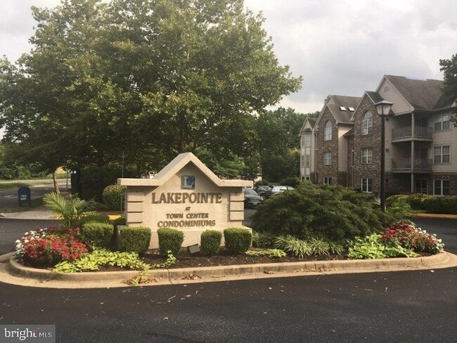 Building Photo - 9808 Lake Point Ct Unit 301