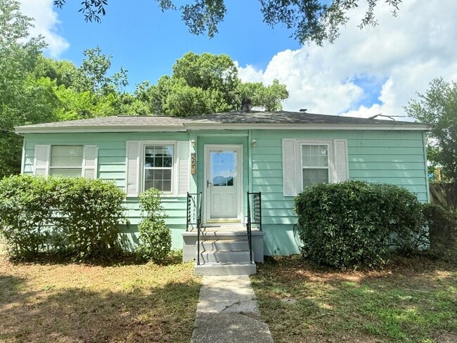 Building Photo - Adorable Cottage Home