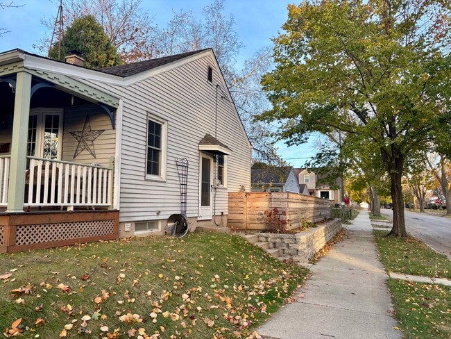 Photo - 3276 S Lenox St