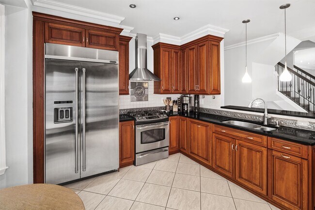 Photo - 422 Newburgh Ct