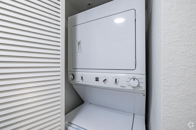 2BR, 2BA - 1,040SF - Laundry