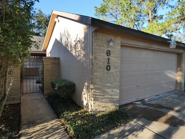 Photo - 610 Golfview Dr