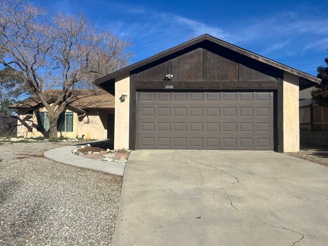 Building Photo - 3 Bed 2 Bath House located in the Heart of Tehachapi! Available 3/1/2026!