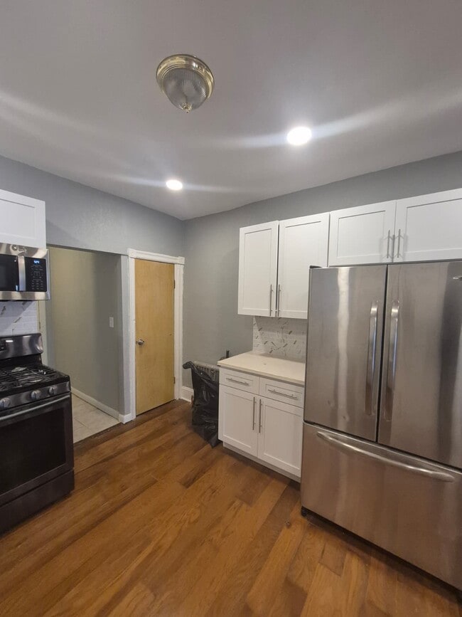 Building Photo - 5619 Lansdowne Ave Rental
