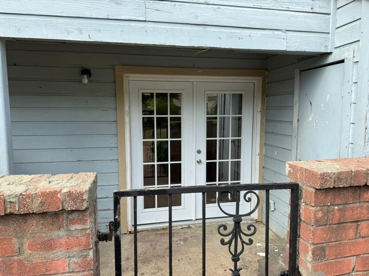 For lease! Well-located 1 bed, 1 bath condo with access to a community pool and a covered parking... - For lease! Well-located 1 bed, 1 bath condo with access to a community pool and a covered parking...
