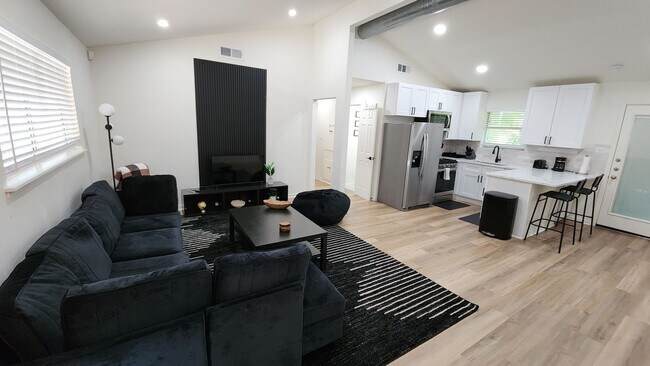 Building Photo - Fully updated 6 bed house!!! 1911 David!