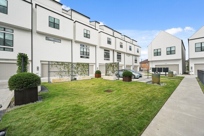 Photo - 2409 Webster St