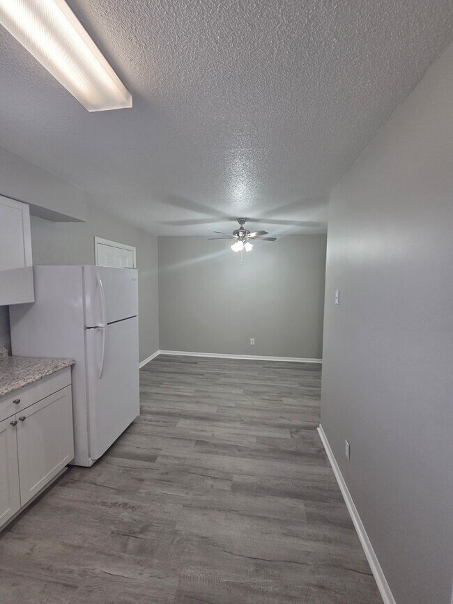 Photo - Beautifully Updated 2-Bedroom Townhome with Washer/Dryer Hookups! Unidad 1837-C