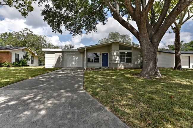 Building Photo - 437 E Wright Blvd Rental