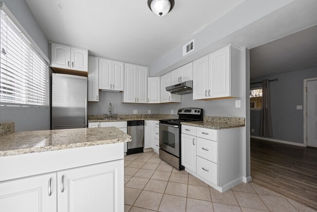 Building Photo - 1615 Cottonwood Dr Unit 9