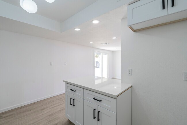 Photo - 460 N Longmore