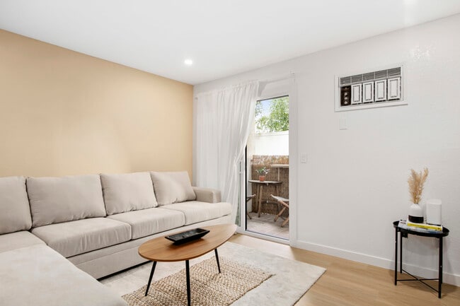 Amplio salón con cómodo sofá y acceso al patio: ideal para vivir en interiores y exteriores. - 1013 S Sunshine Ave Unidad K