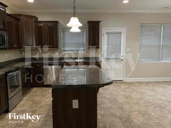 Photo - 5608 Falkland Lane