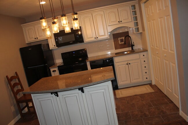 Building Photo - 917 SE 3rd St Unit Flat#300 Rental