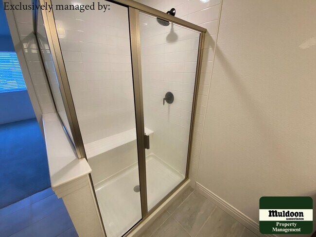 Building Photo - Nice townhome perfect for entertaining! Av...