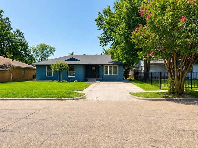 Building Photo - 2614 Tolosa Dr