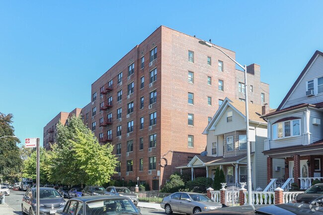 Building Photo - 599 E 7th St