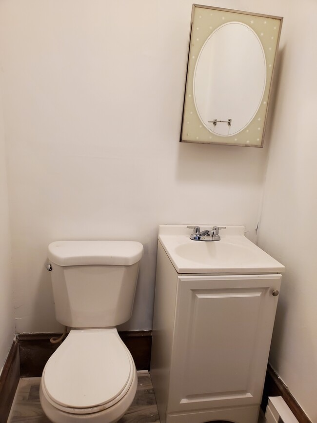 Building Photo - 918 W Marshall St Unit 1