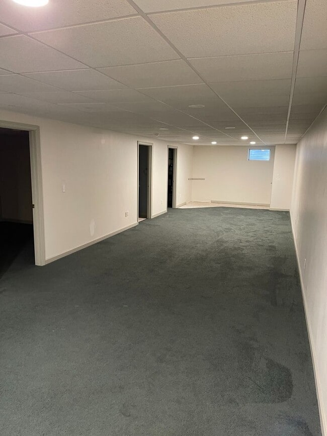 Building Photo - Spacious 3 Bedroom Ranch with finished basement available July!