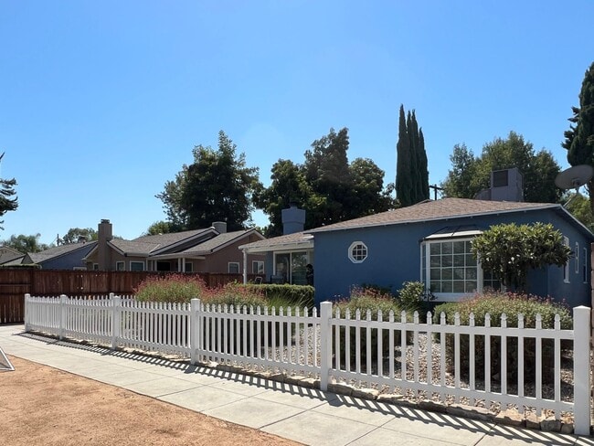 Building Photo - Adorable pool home in Sherman Oaks