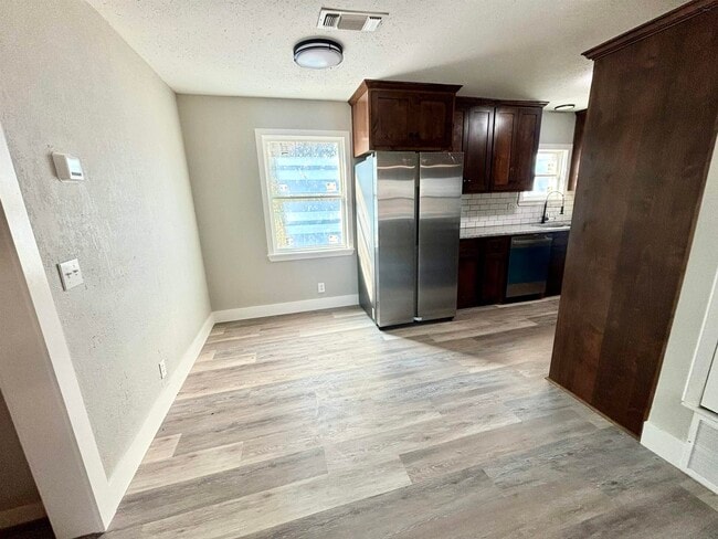 305 S Louisiana Ct