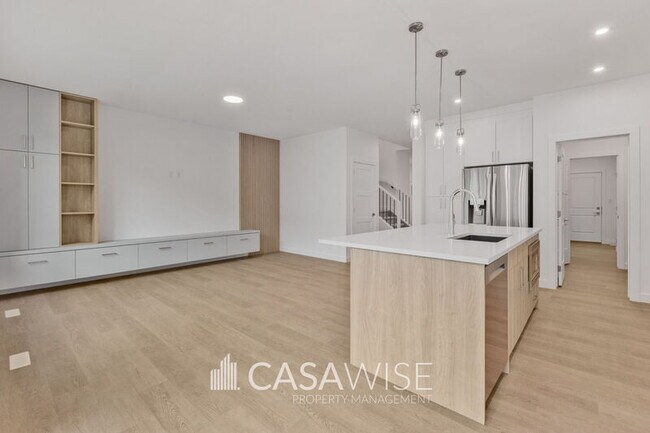 Photo - 22128-22194 94 Ave NW