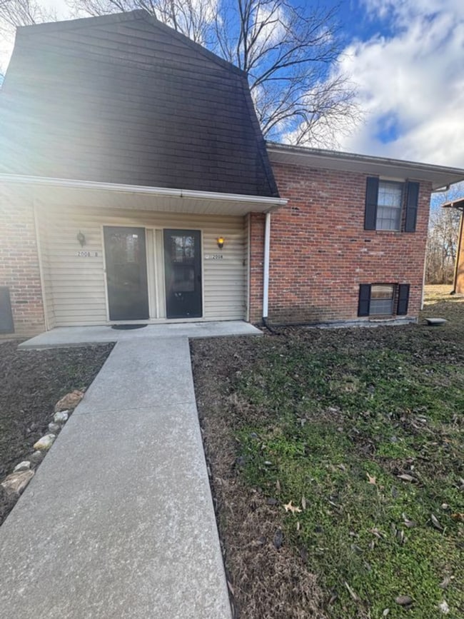 Building Photo - 2008 Juniper Dr Unit B