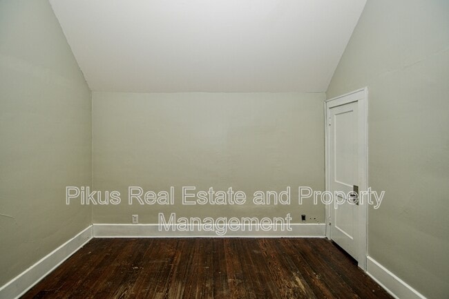 Photo - 487 Crouse St