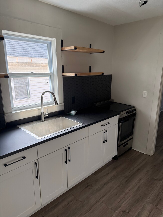 Building Photo - 508 N Foster Ave