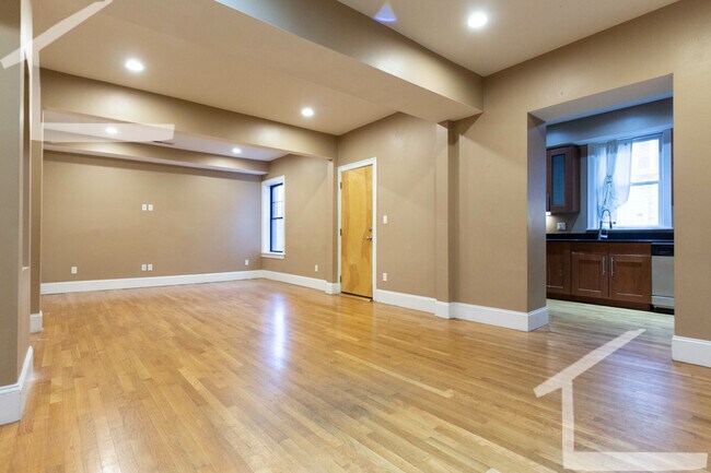 Photo - 1592 Beacon St Unidad 3