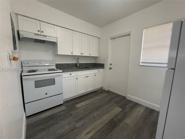 Building Photo - 15940 NE 19th Pl Unit 2