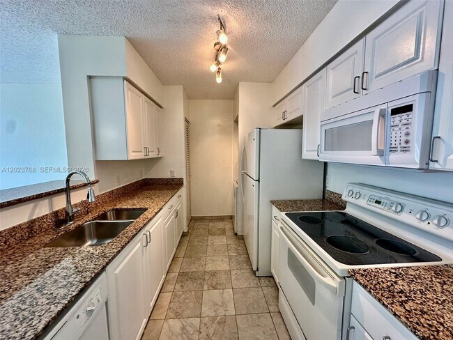 Building Photo - 1155 Brickell Bay Dr Unit 905