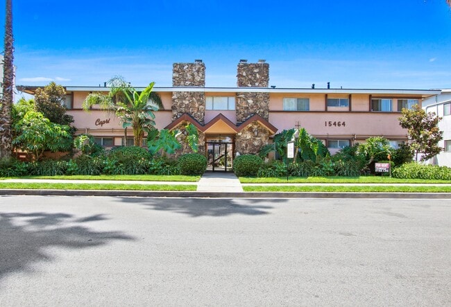 Building Photo - 15464 Moorpark St