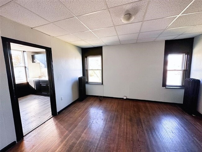 111-115-115 Lyell Ave