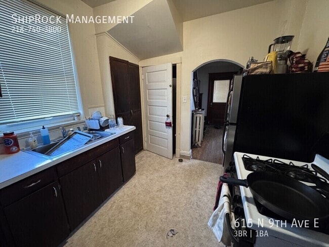 Photo - 615 N 9th Ave E