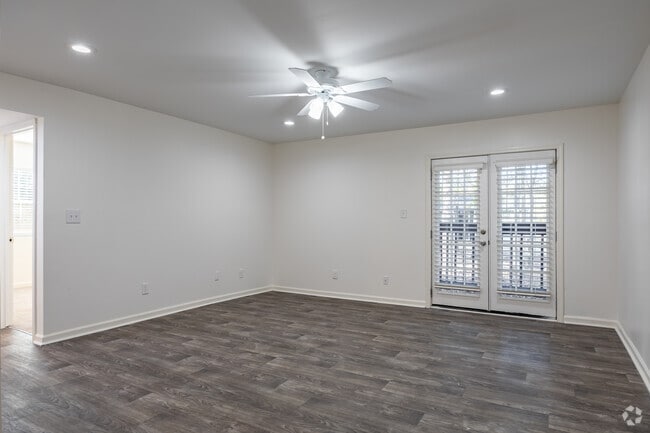 2BR, 1BA - 850SF
