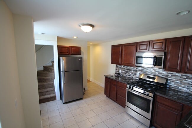 Large 4 Bedroom 1.5 Bath Row in Conshohocken - Large 4 Bedroom 1.5 Bath Row in Conshohocken