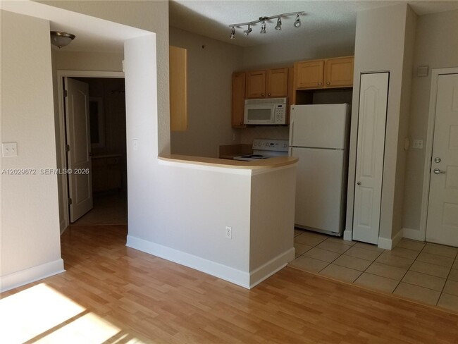 Building Photo - 6001 SW 70th St Unit 538