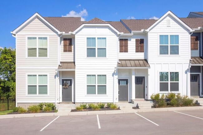 Building Photo - 3 Bed/3 Full Baths! Newer Townhome