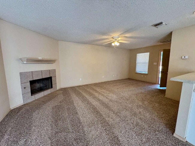 Photo - Charming Duplex in Frenship ISD 2-bed 2-bath +Garage Unidad 1