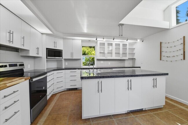 Photo - 3bd/1.75ba Shoreline Home