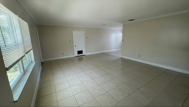 Building Photo - 503 Mayflower Ln Unit A